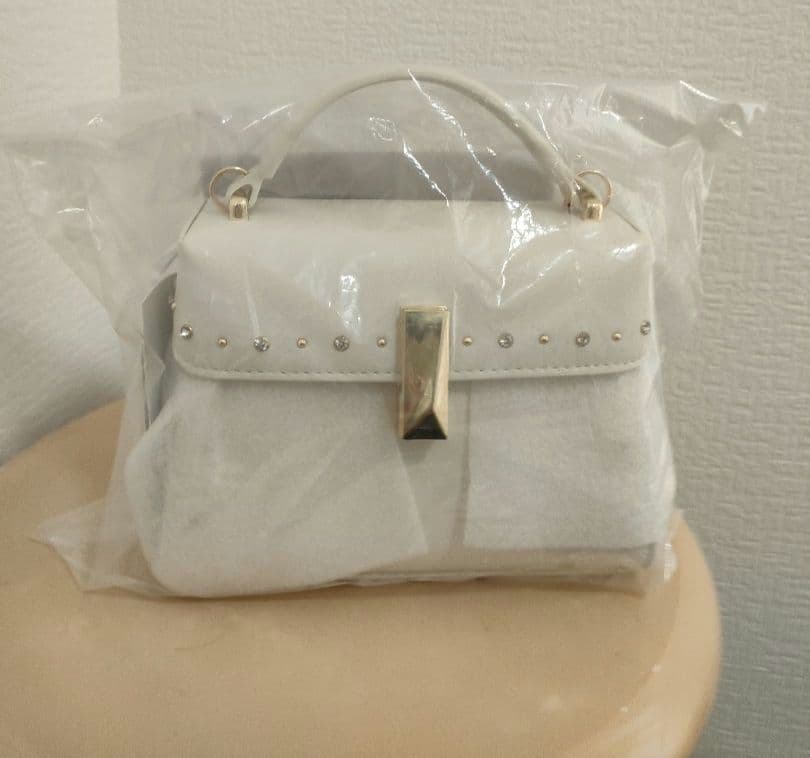 【新品未使用】セルフォード リュタンビジュースタッズポシェット アイボリー