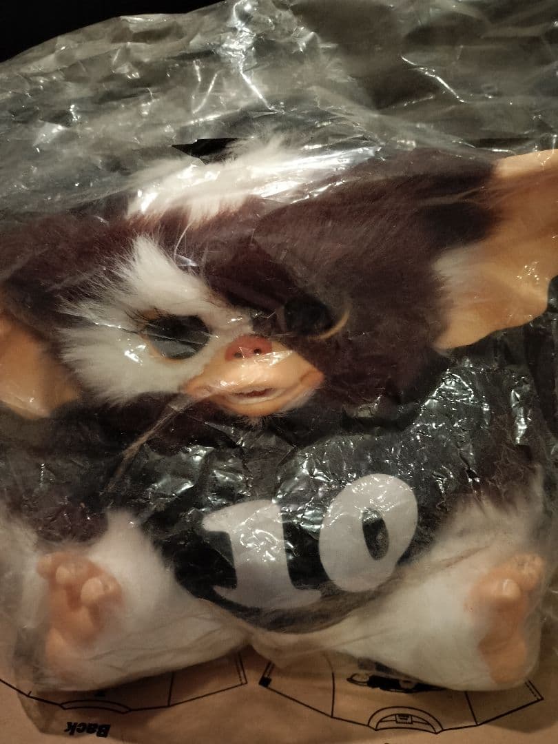 オーバーザストライプスの限定『グレムリン』ギズモフィギュアぬいぐるみ