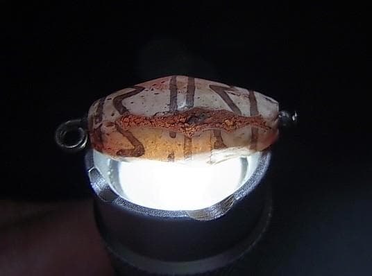 ★G2601★古代ストーンビーズ (A45)クシャン　白い紅玉髄　エッジド