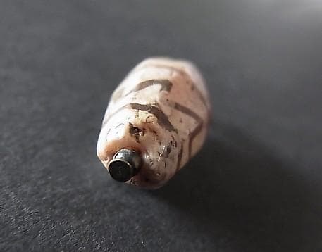 ★G2601★古代ストーンビーズ (A45)クシャン　白い紅玉髄　エッジド