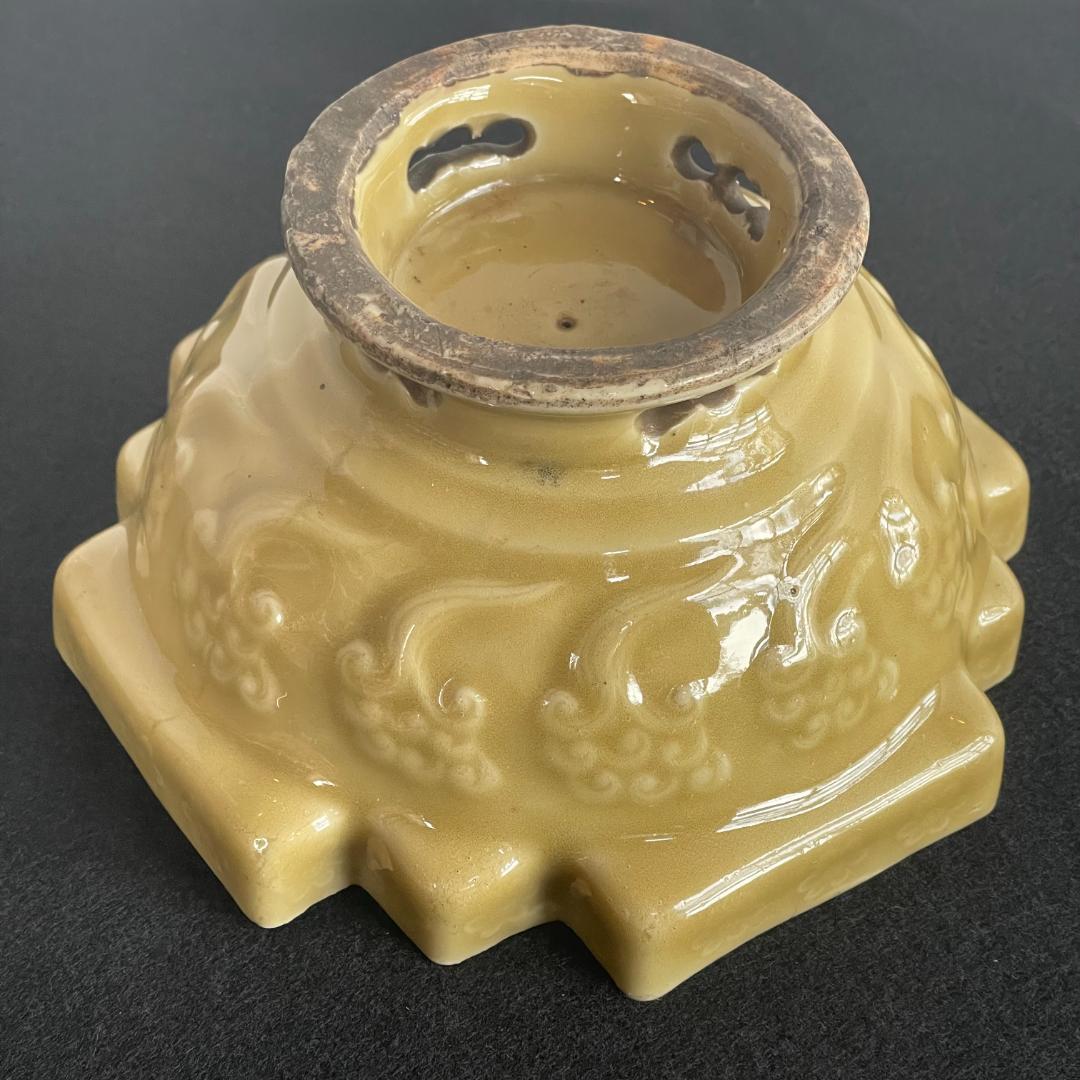 三田青磁 江戸後期 霊芝雲文 青海波陽刻 青磁 台鉢 鉢 盃洗 菓子器 王地山焼