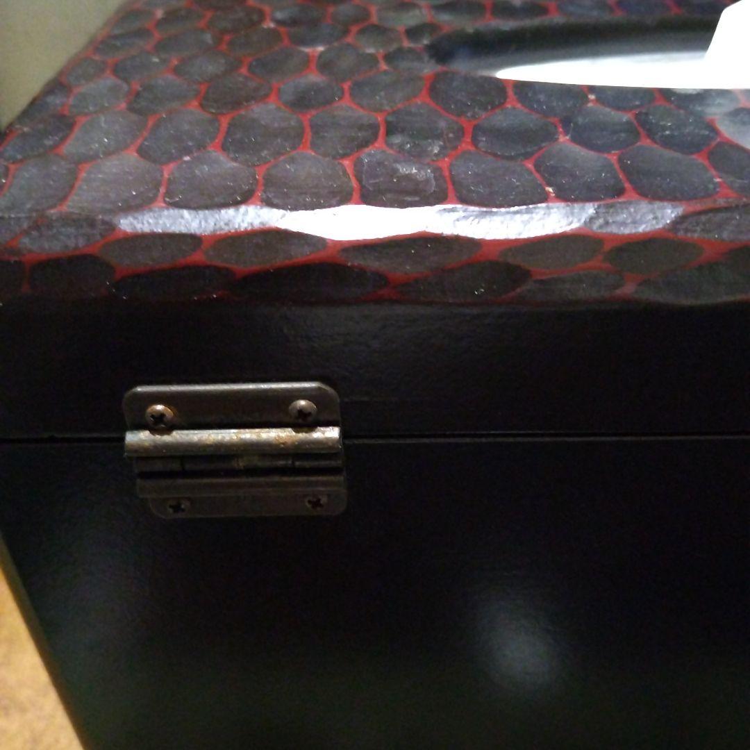 鎌倉彫木製ティッシュボックス 赤黒波模様