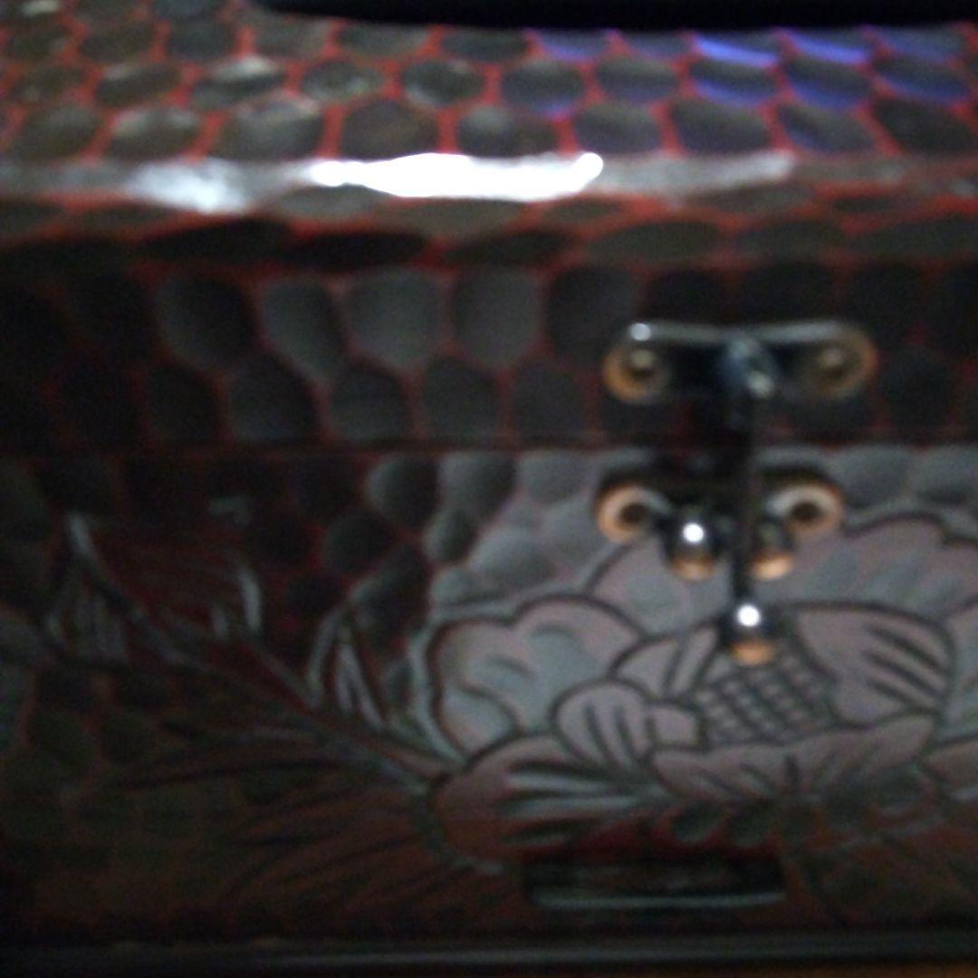 鎌倉彫木製ティッシュボックス 赤黒波模様