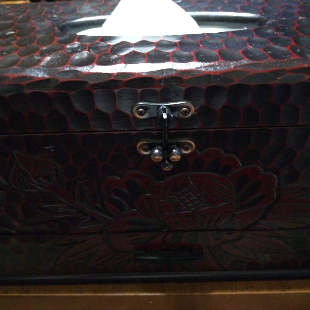 鎌倉彫木製ティッシュボックス 赤黒波模様