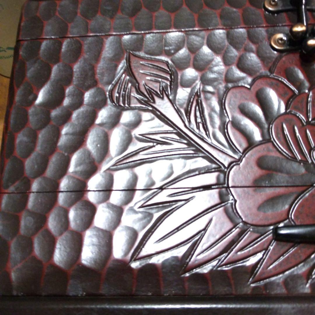 鎌倉彫木製ティッシュボックス 赤黒波模様