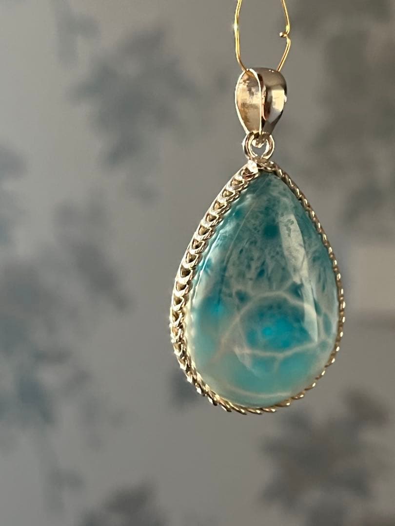 天然石☆高品質！ラリマーしずく型ペンダントトップ☆シルバーワク付き☆模様が美しい