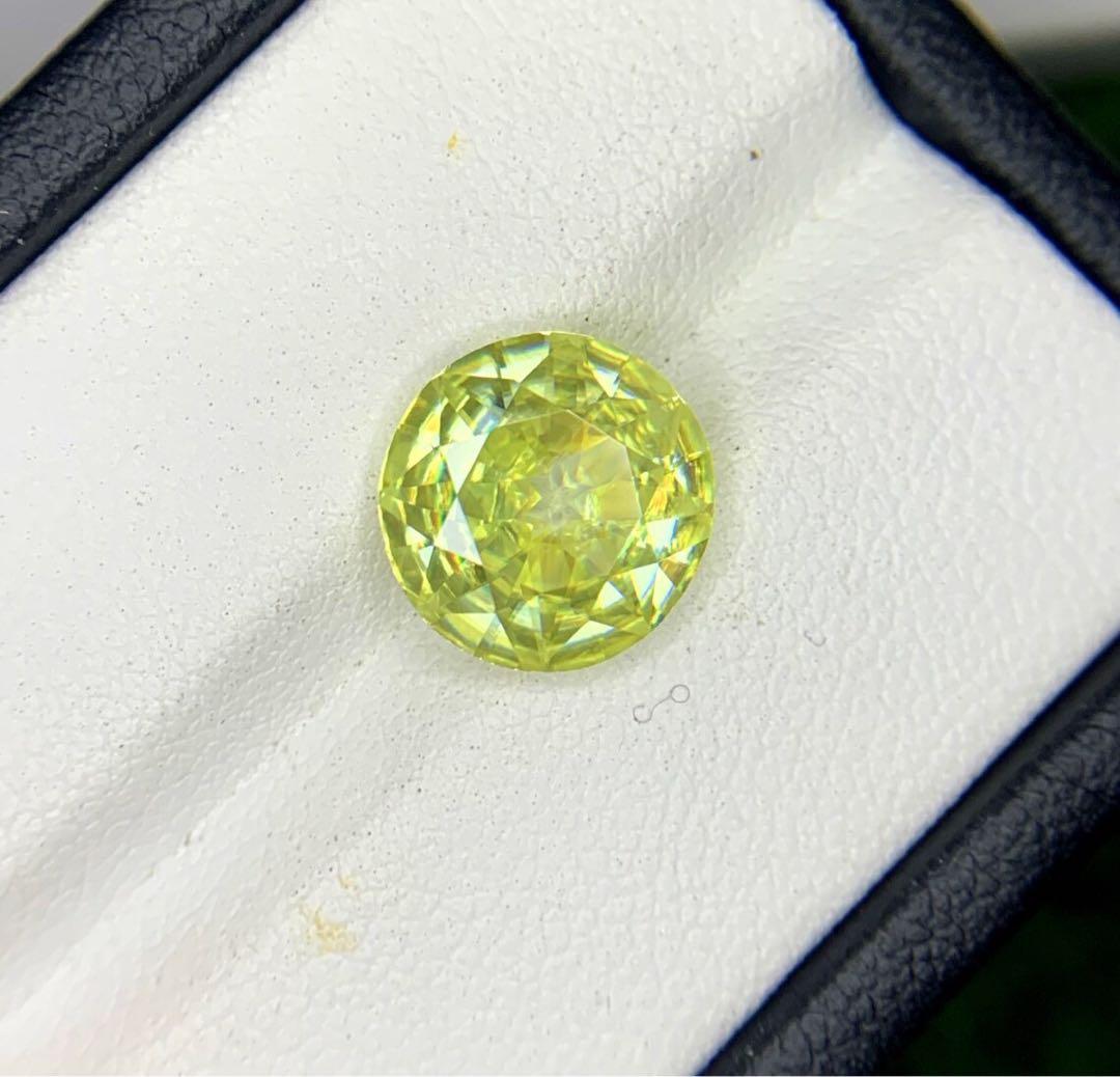 ラウンドカットのイエローファイアスフェーン宝石。「GIL 認定」