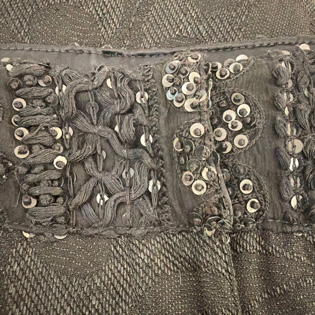 黒い模様入りパンツ ウエストビーズ装飾付き