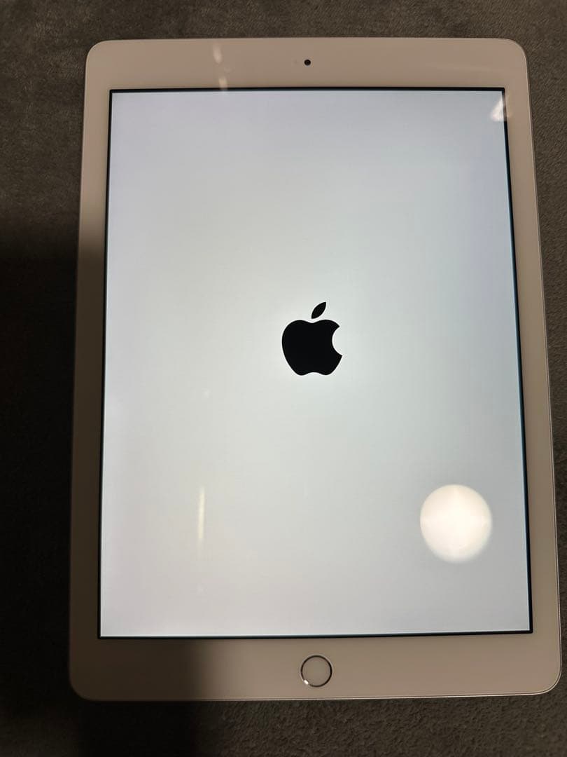 ぱる　Apple iPad 第6世代 32GBホワイト 本体