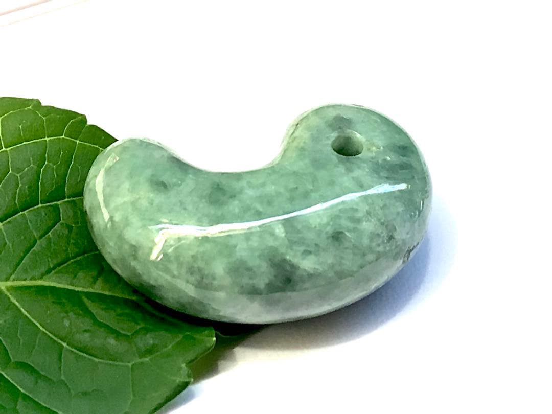 ✳味＊色良し若草色　特大*糸魚川翡翠勾玉　守護石*お守りに‼️　鑑別書取得の本物を