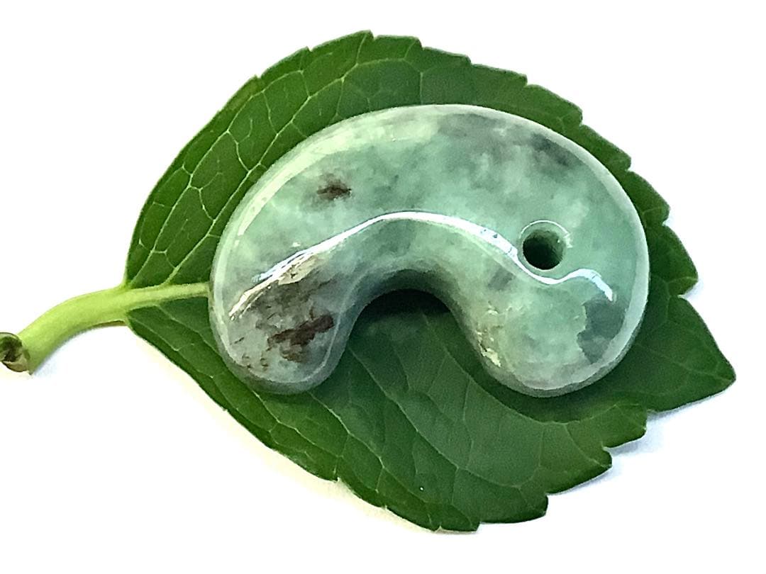 ✳味＊色良し若草色　特大*糸魚川翡翠勾玉　守護石*お守りに‼️　鑑別書取得の本物を