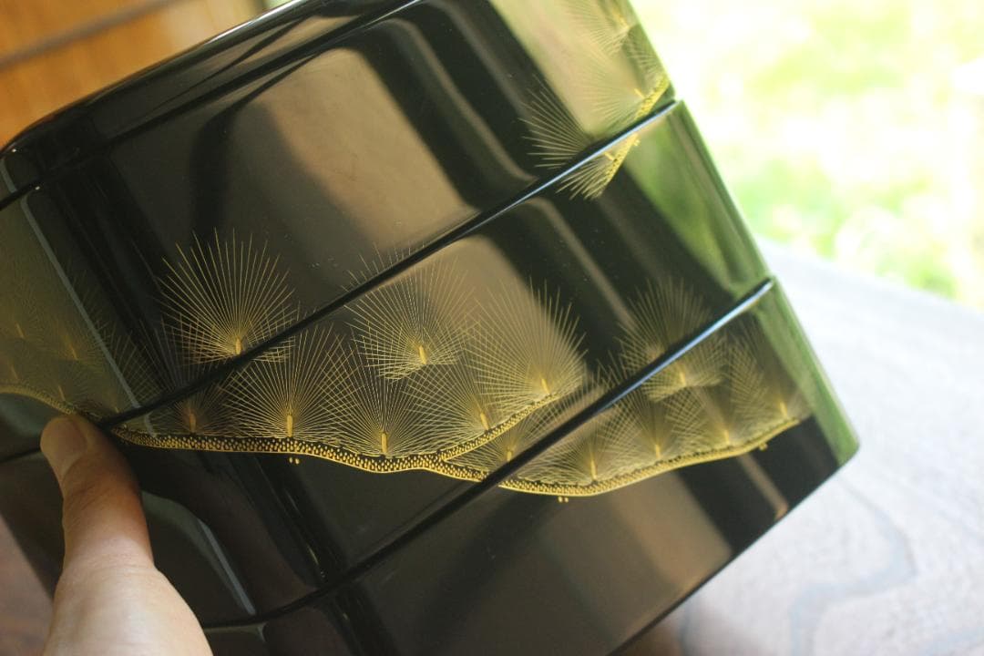 デッドストック！端正な内朱黒漆に極上松沈金の映える三段重（（検重箱お重