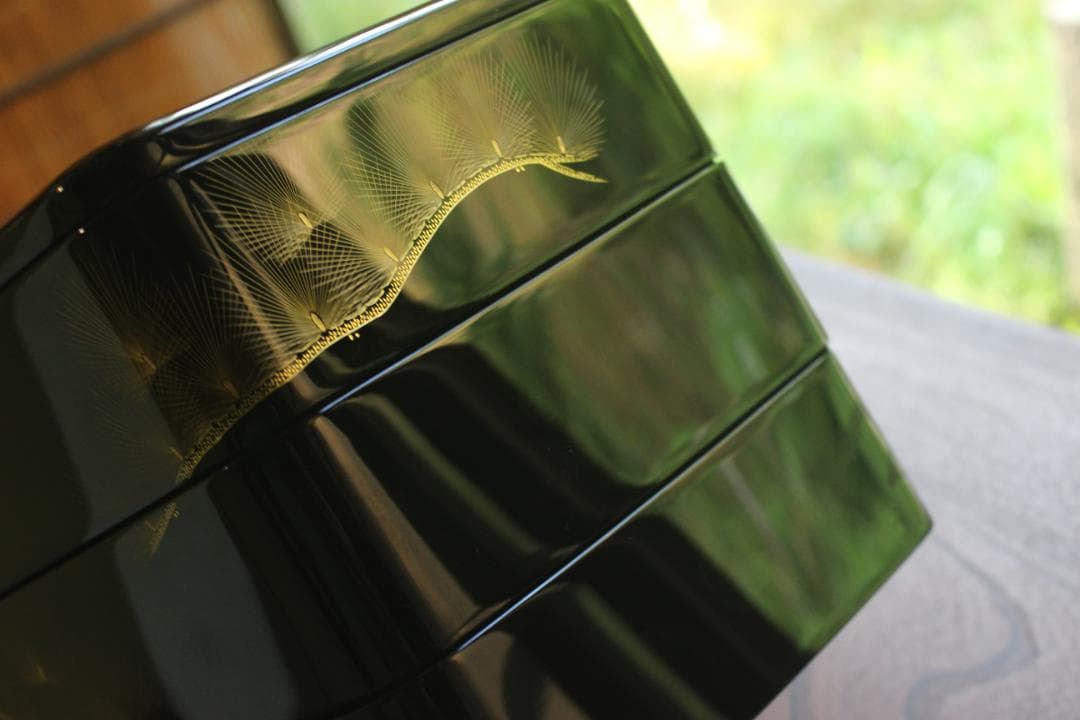 デッドストック！端正な内朱黒漆に極上松沈金の映える三段重（（検重箱お重