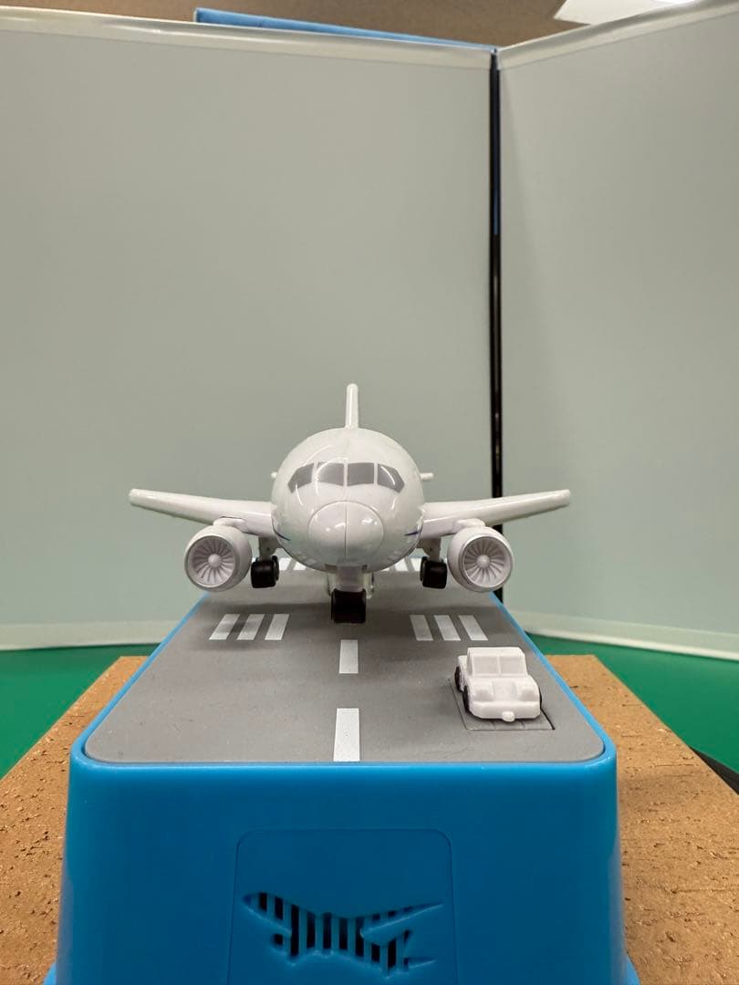 美品新品未開封！希少です。飛行機貯金箱 ANA Ver タイヤの収納が綺麗！