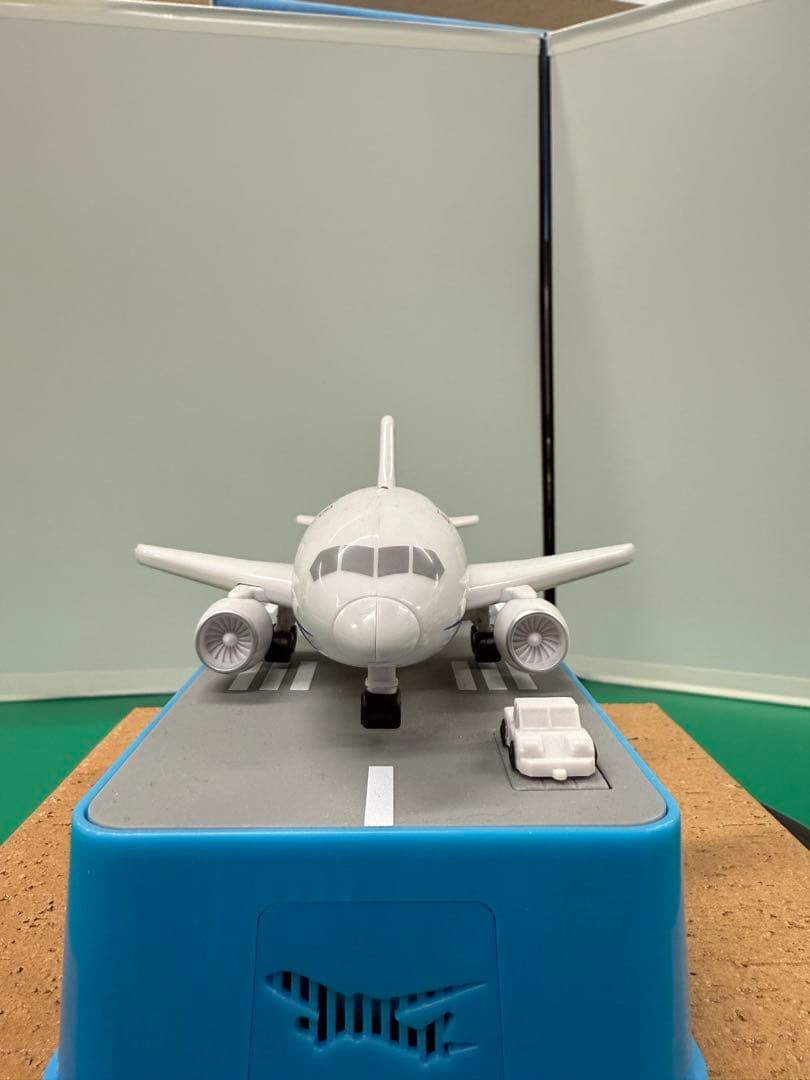 美品新品未開封！希少です。飛行機貯金箱 ANA Ver タイヤの収納が綺麗！