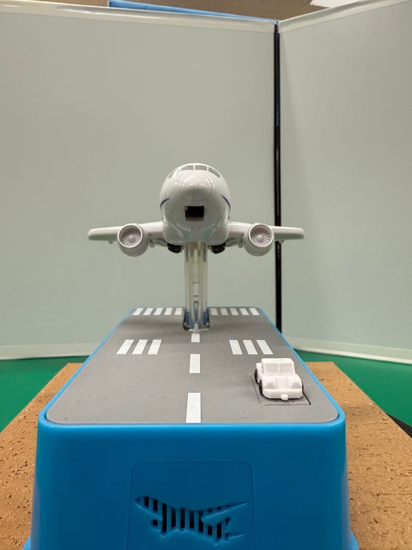 美品新品未開封！希少です。飛行機貯金箱 ANA Ver タイヤの収納が綺麗！