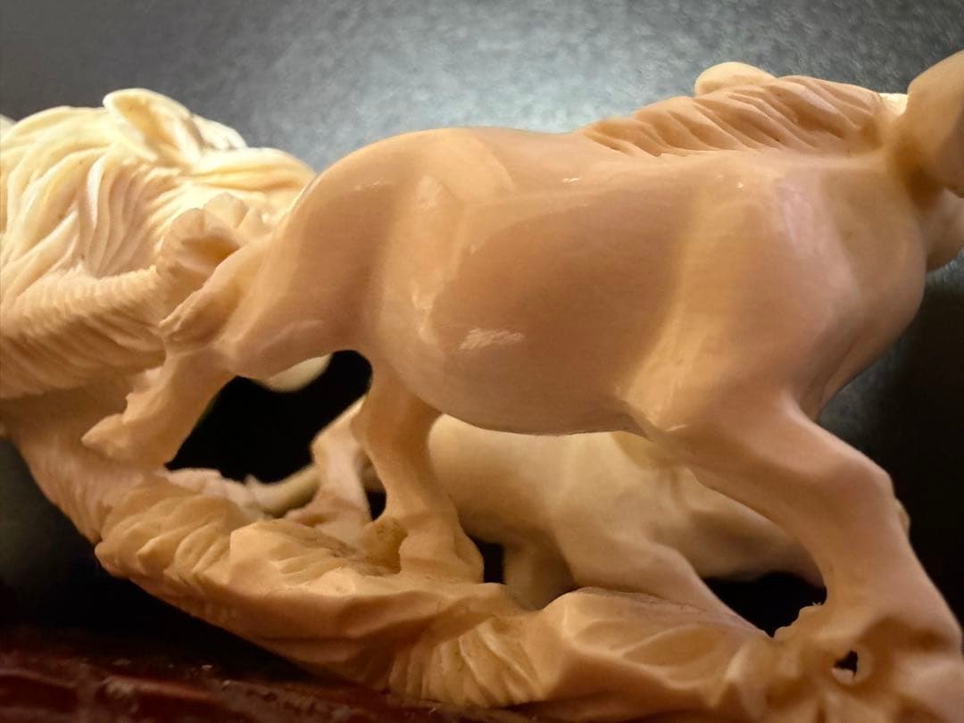 ライオンと獲物の彫刻置物