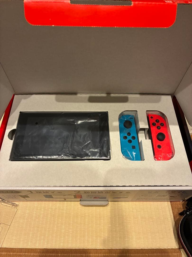 【美品・2022年製】Nintendo Switch本体　ケース付属