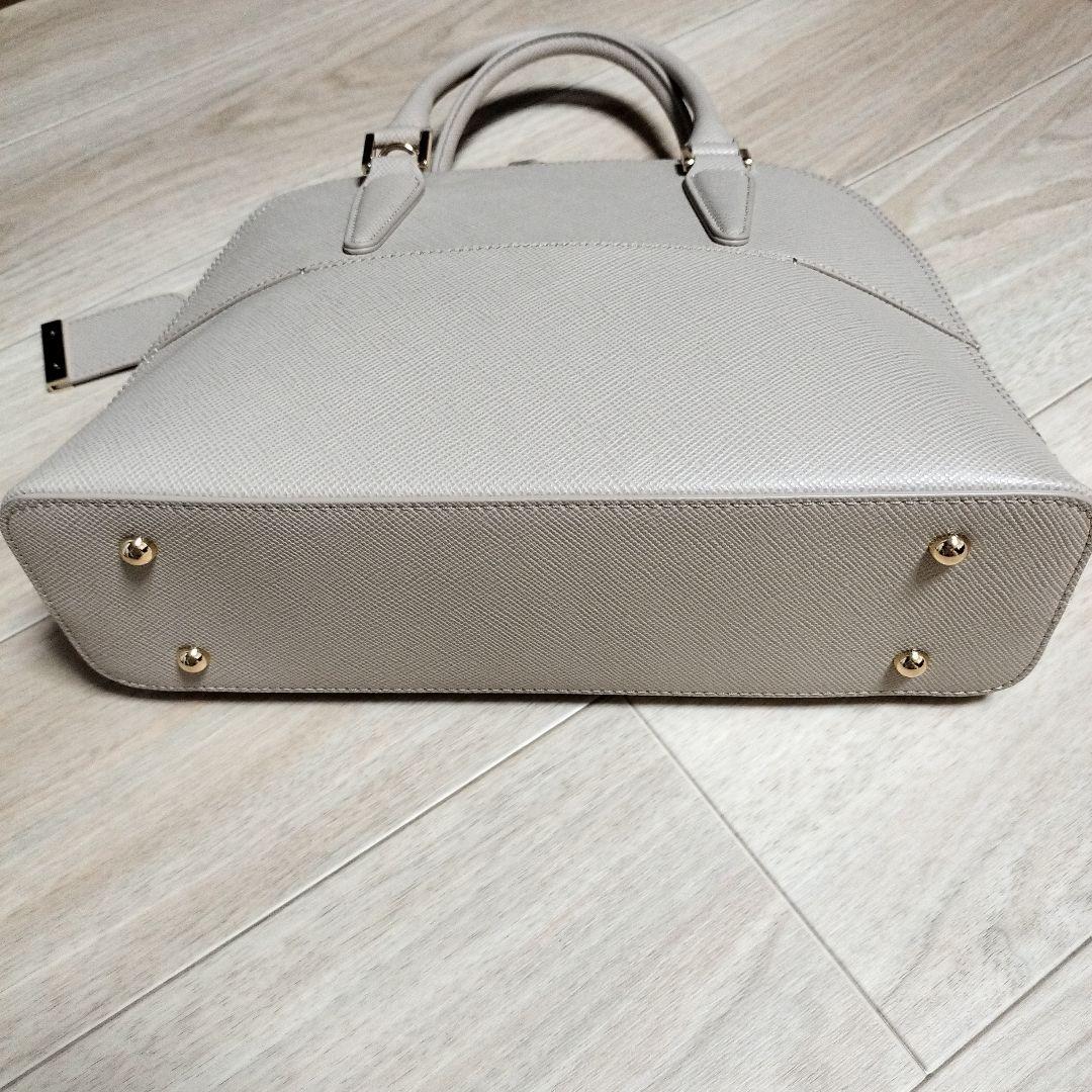 ベージュ　ハンドバッグ　トートバッグ　23区　フォーマルバッグ　ブガッティ型