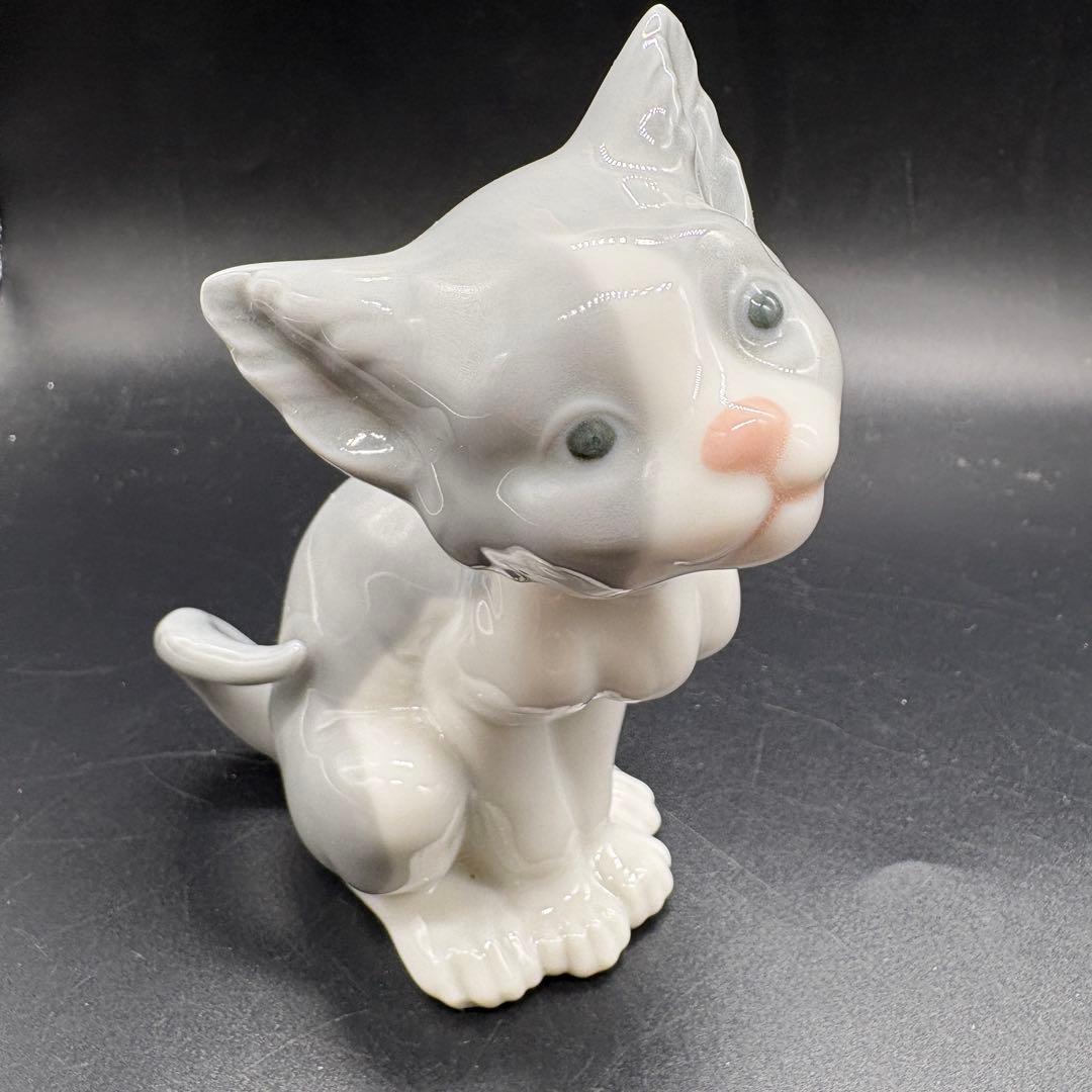 箱付きリヤドロ フィギュリン 置物　ネコ　ごはんをちょうだい　①　no.172