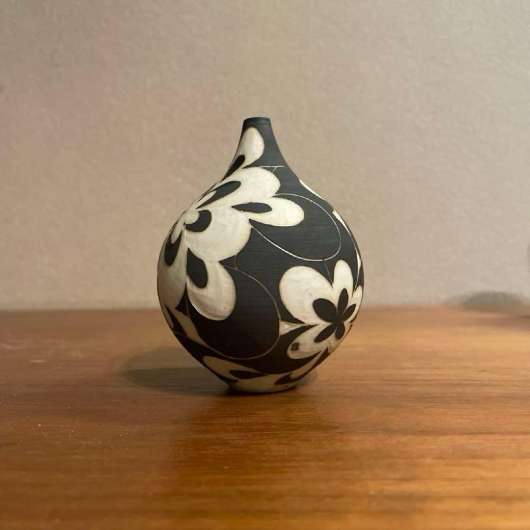 伊藤剛俊　黒と白の花柄一輪挿し