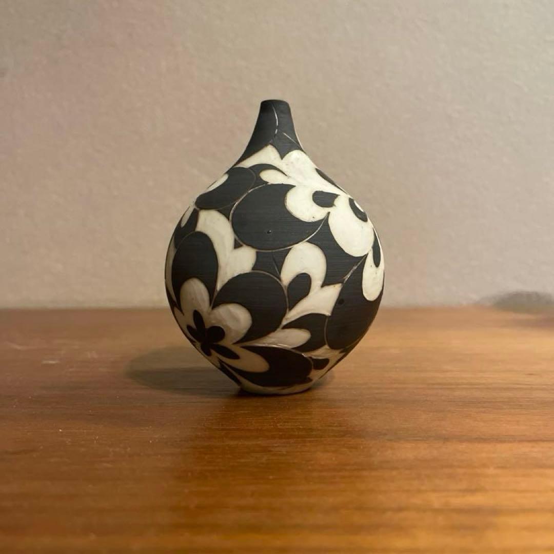 伊藤剛俊　黒と白の花柄一輪挿し