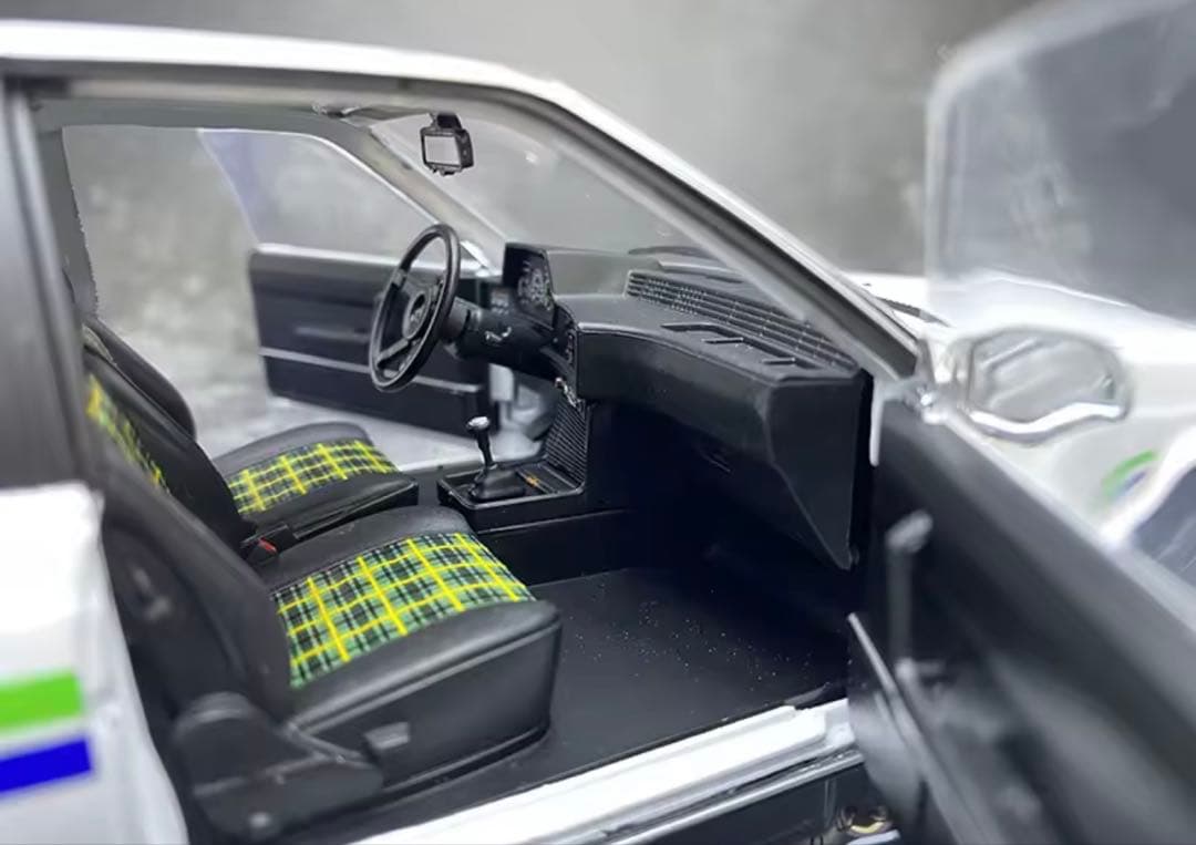 ALPINA B7 TURBO (E12) シルバー1\18スケールモデル