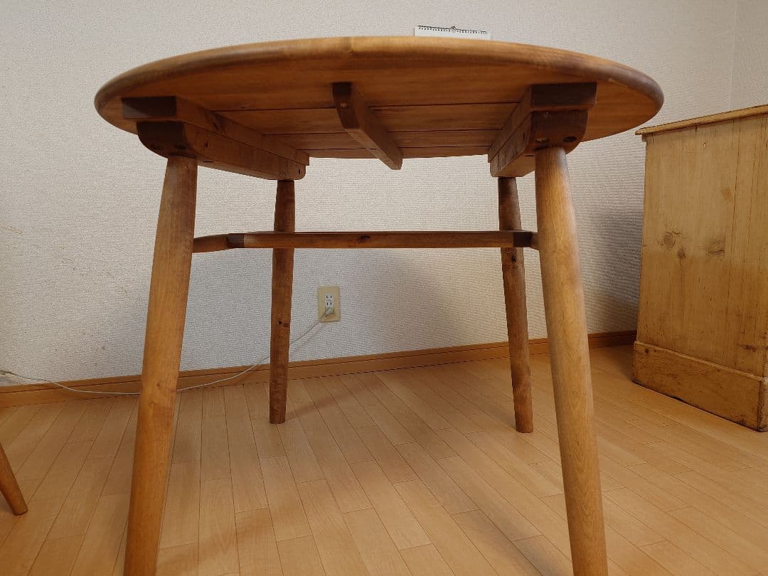 円形木製ダイニングテーブル　and g