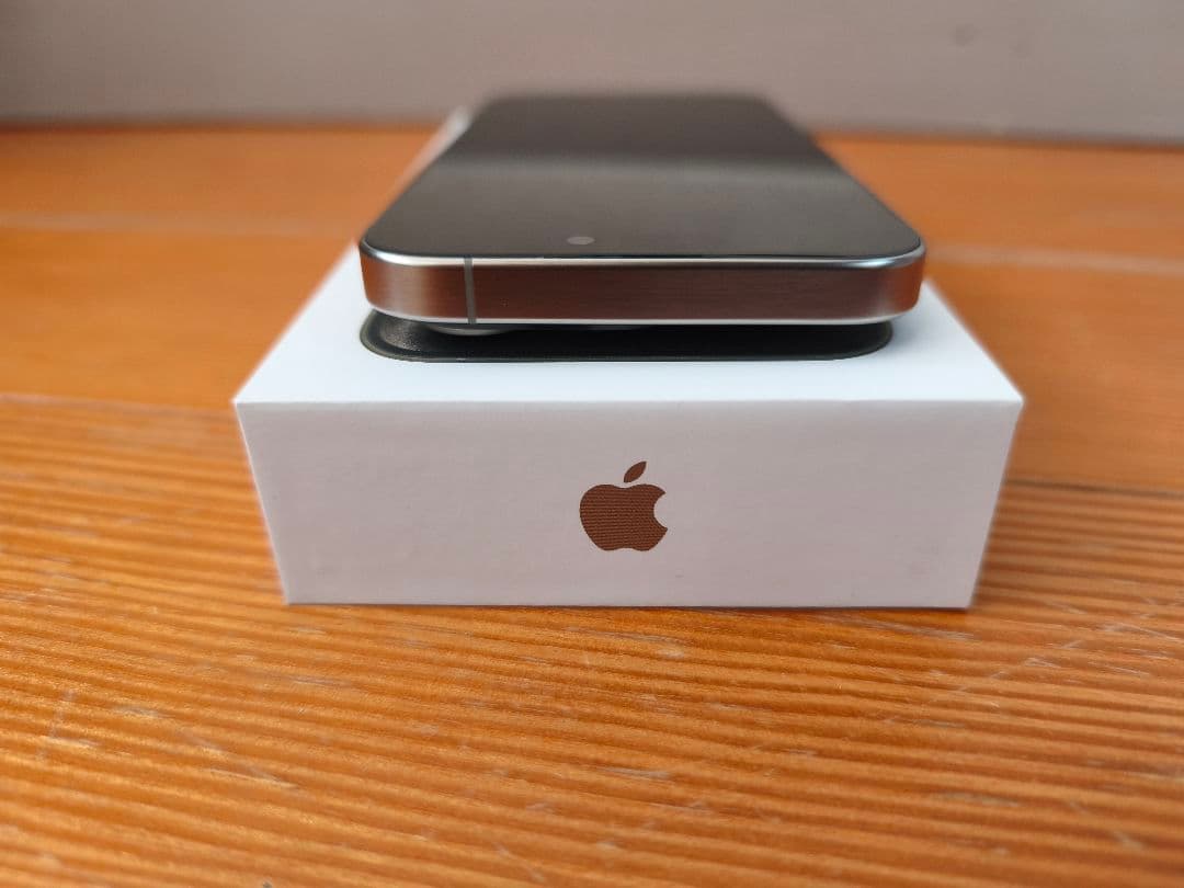 Apple iPhone 15 Pro 本体　おまけ付き