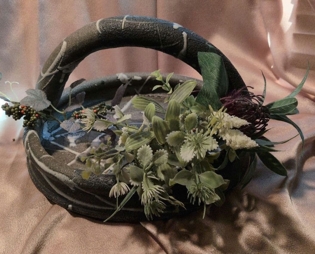 益子の伝統工芸作家、宮澤章氏の手付平鉢。和の美が調和した味わい深い器です