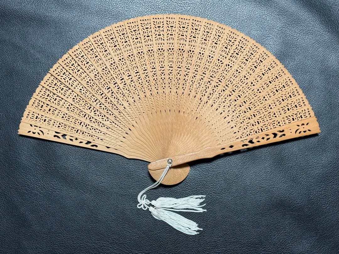 扇子　20.6cm 白檀　透かし彫り　繊細　細工　工芸　着物　和装