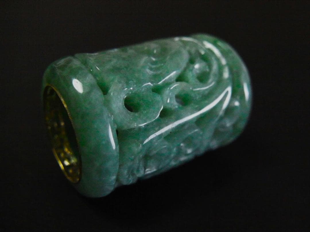 本翡翠　透かし彫り　ペンダントトップ　樽型　バレル