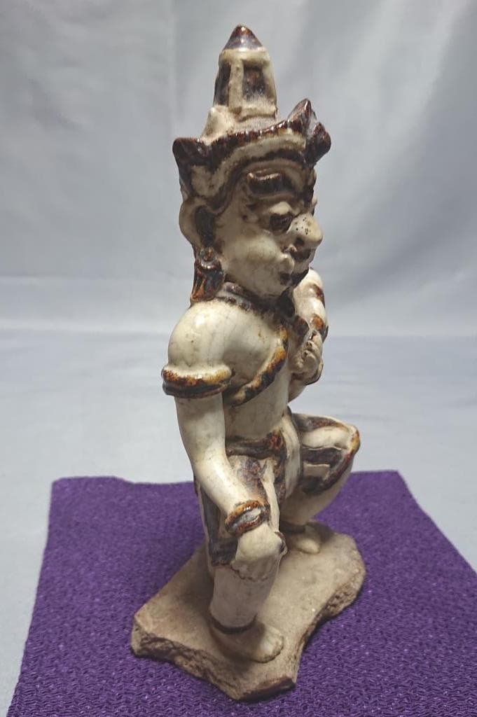 コレクター収集品　タイ　スワンカローク　コウノイ窯　白濁鉄絵武人像