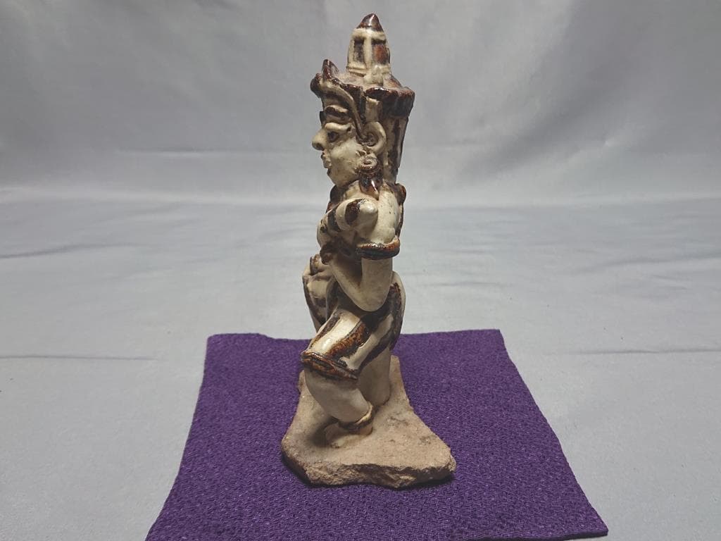 コレクター収集品　タイ　スワンカローク　コウノイ窯　白濁鉄絵武人像