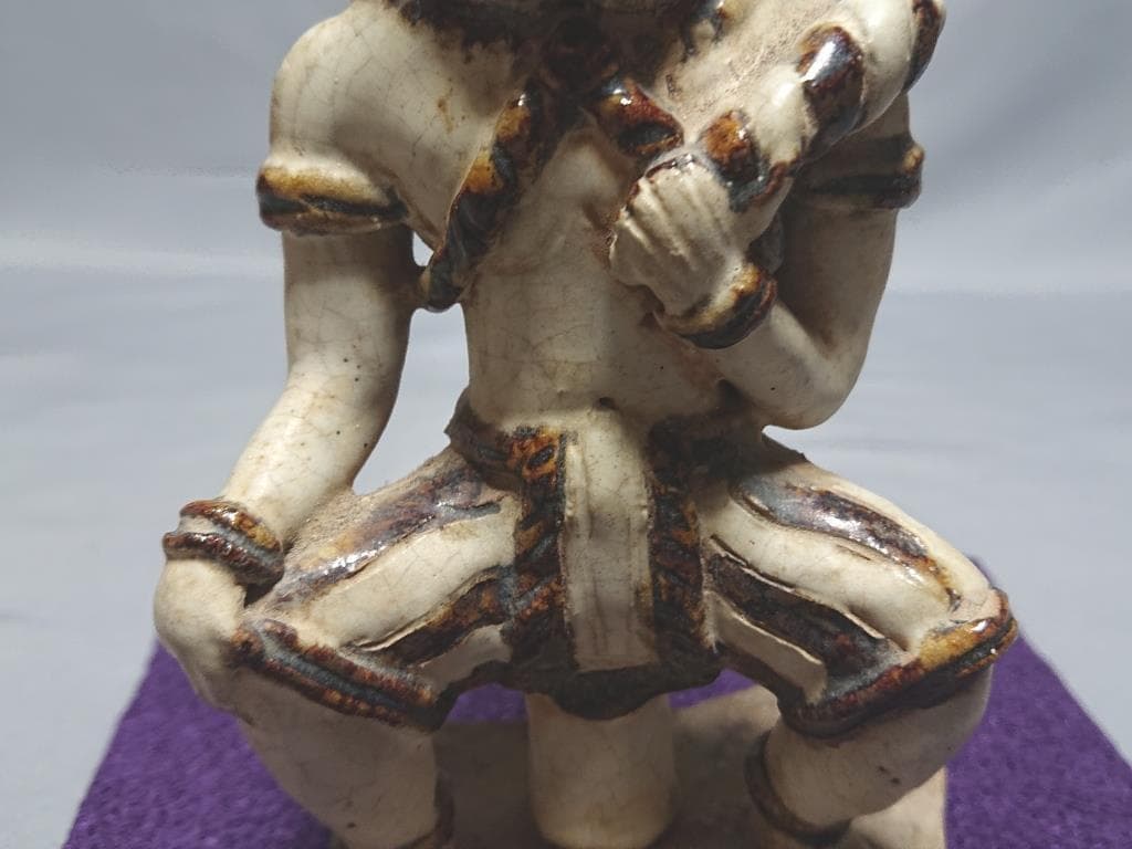 コレクター収集品　タイ　スワンカローク　コウノイ窯　白濁鉄絵武人像