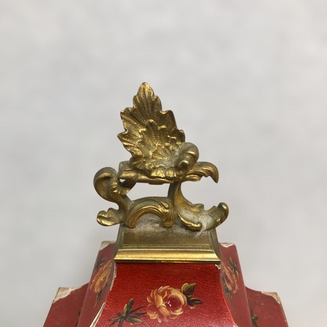 送料無料 アンティーク風 置時計 手巻き式 花模様 ゴールド装飾 251104