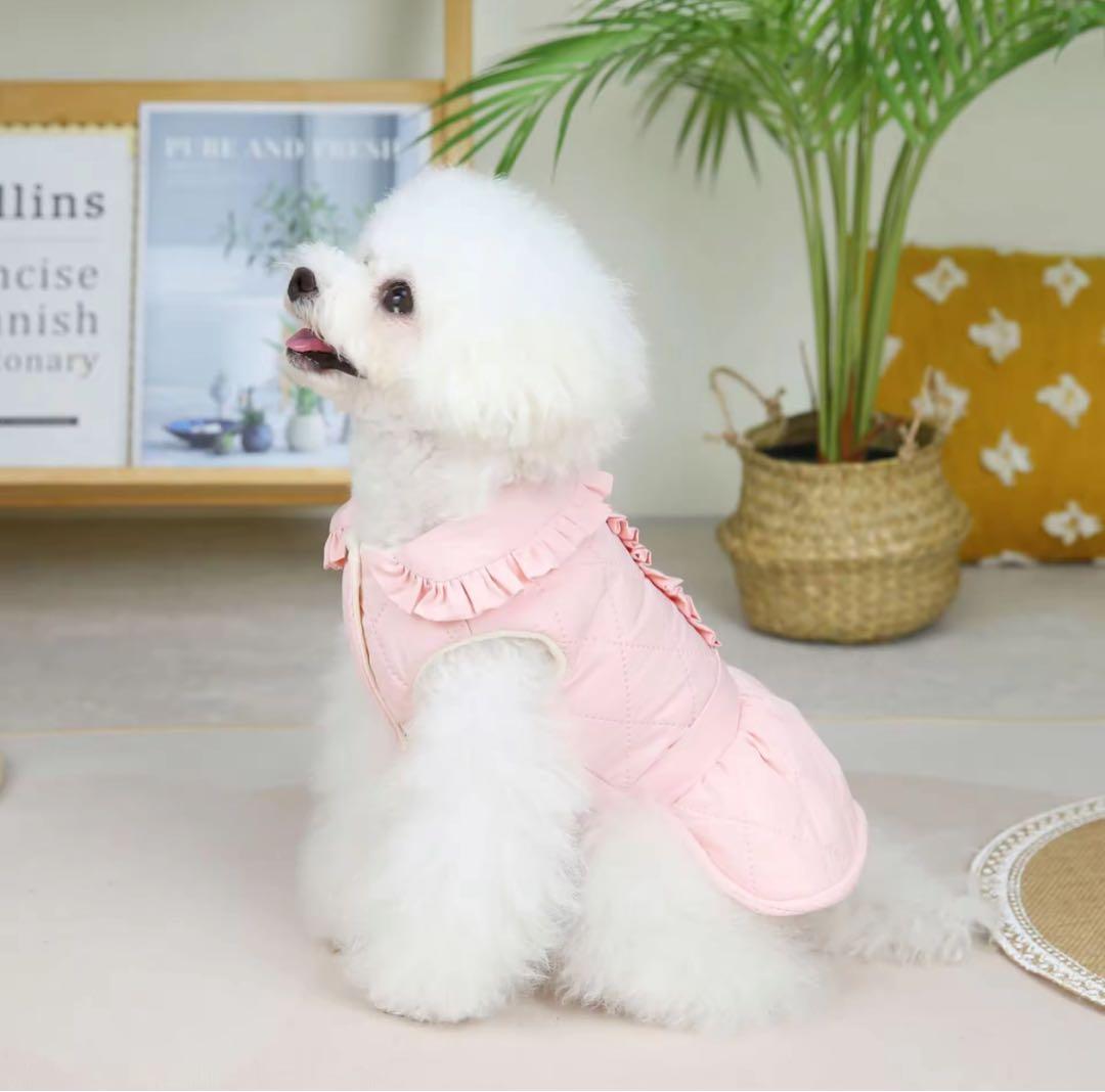 【新品】花模様キルティングふわふわコート　《ピンクM 》お腹ボタン　犬服　防寒