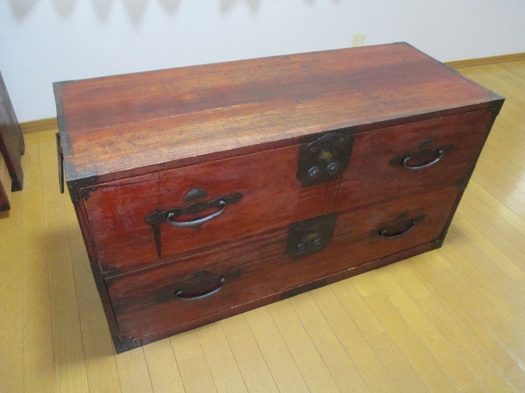 伝統的な日本のアンティーク木製箪笥