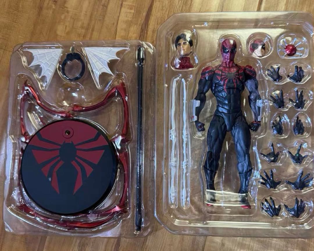 MESS TOYS製のスーペリア・スパイダーマン1/12スケール新しい未開封