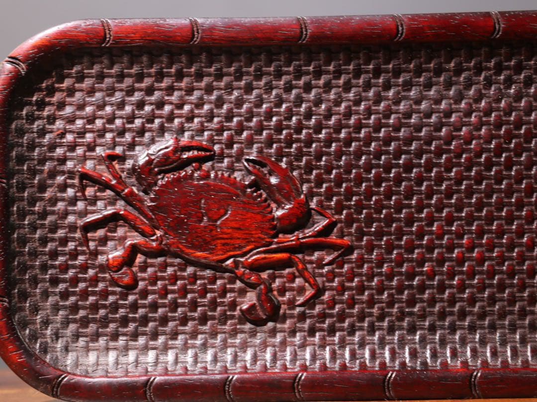 カニ彫刻の木製トレイ　老紫檀木 彫刻