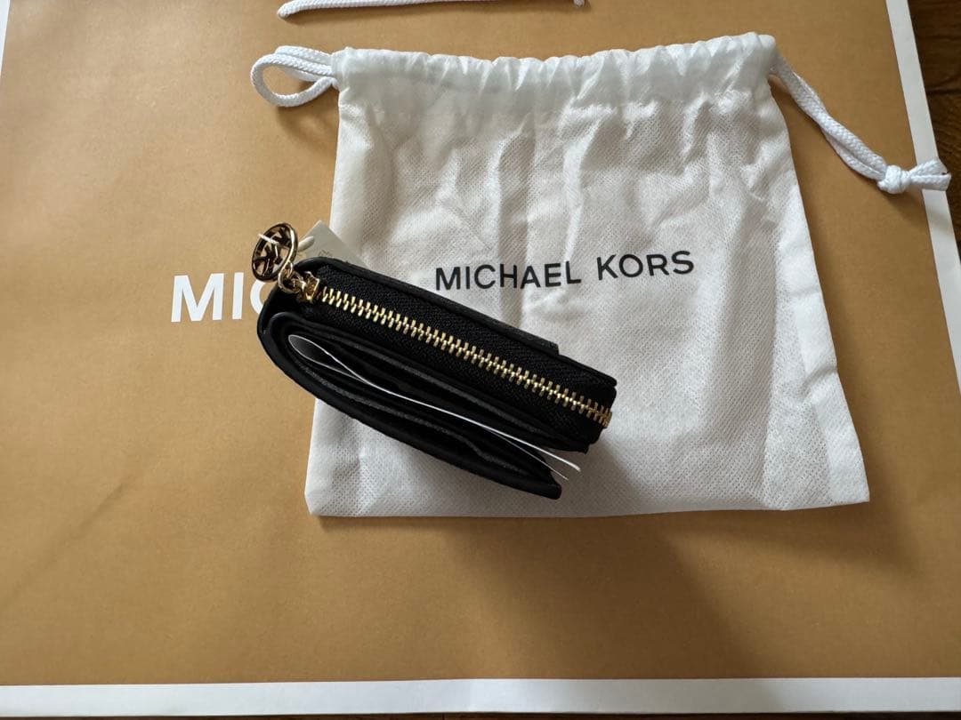 新品 マイケルコース 2つ折り財布