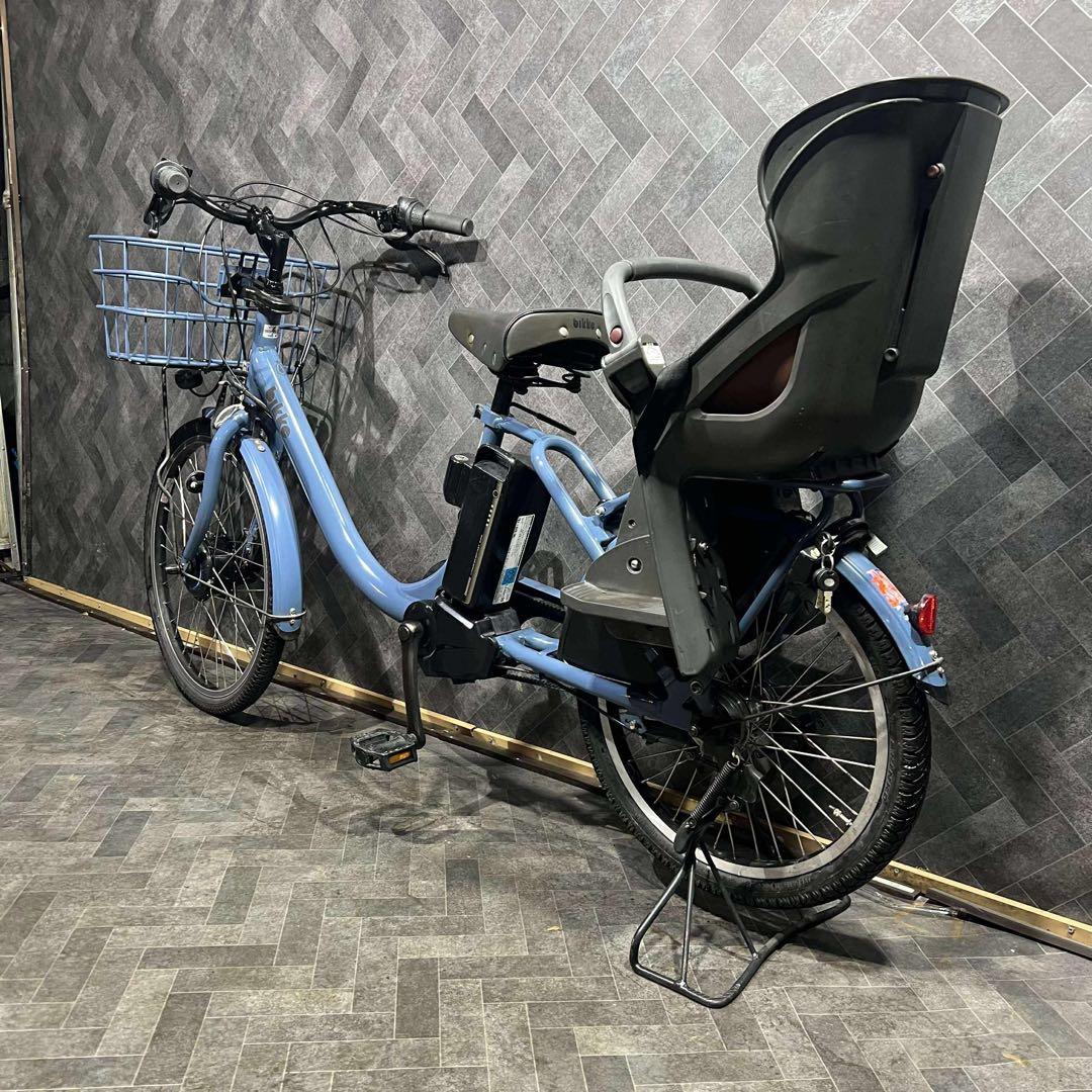 青い電動アシスト自転車 チャイルドシート付き