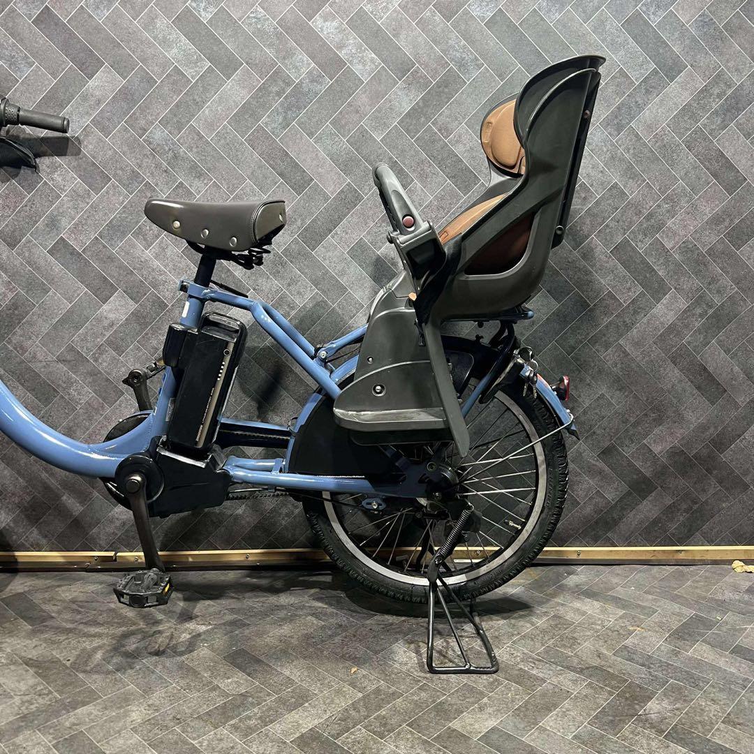 青い電動アシスト自転車 チャイルドシート付き