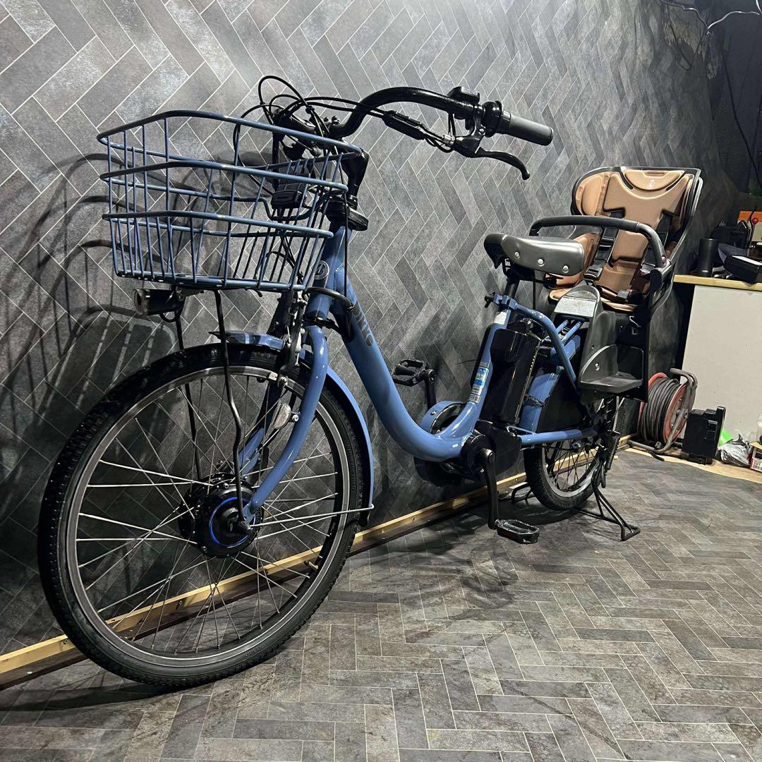 青い電動アシスト自転車 チャイルドシート付き