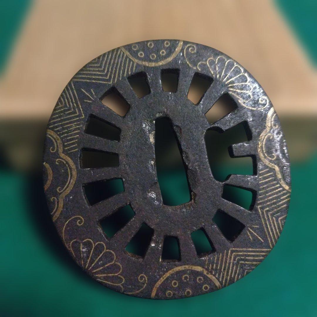 金属製 鍔(つば) 円形 黒色 金色装飾 象嵌　鉄地