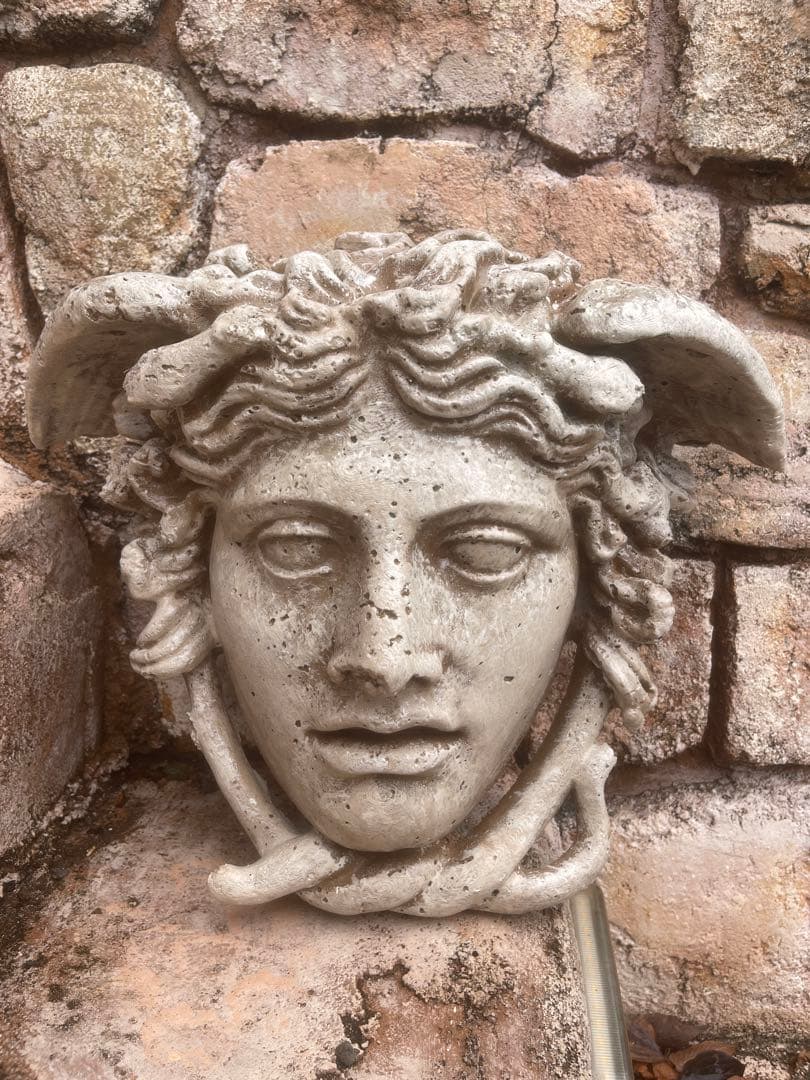 像メデューサ 高さ34сm・ゴルゴンの頭 壁掛 材質: コンクリート