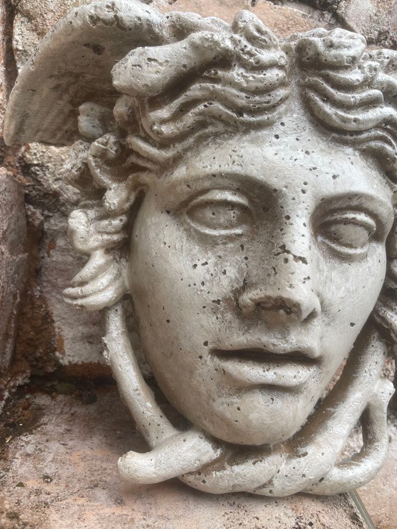 像メデューサ 高さ34сm・ゴルゴンの頭 壁掛 材質: コンクリート