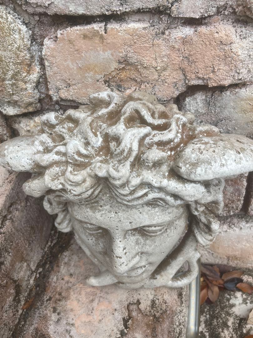 像メデューサ 高さ34сm・ゴルゴンの頭 壁掛 材質: コンクリート