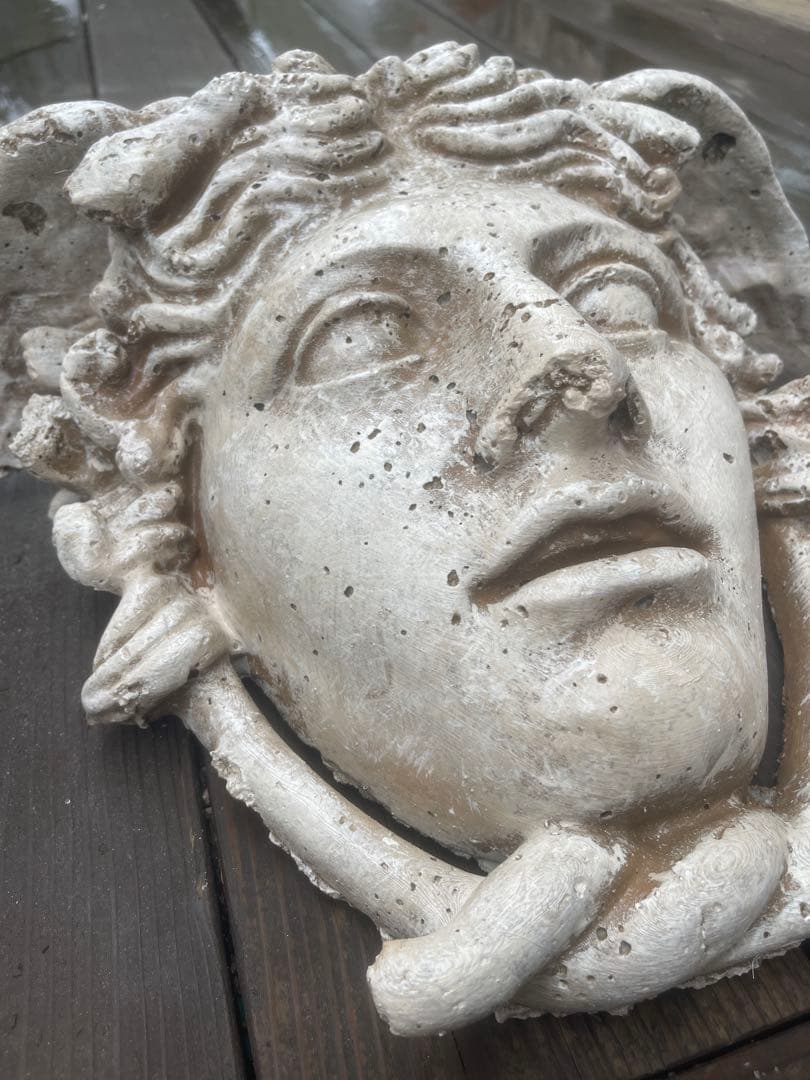 像メデューサ 高さ34сm・ゴルゴンの頭 壁掛 材質: コンクリート