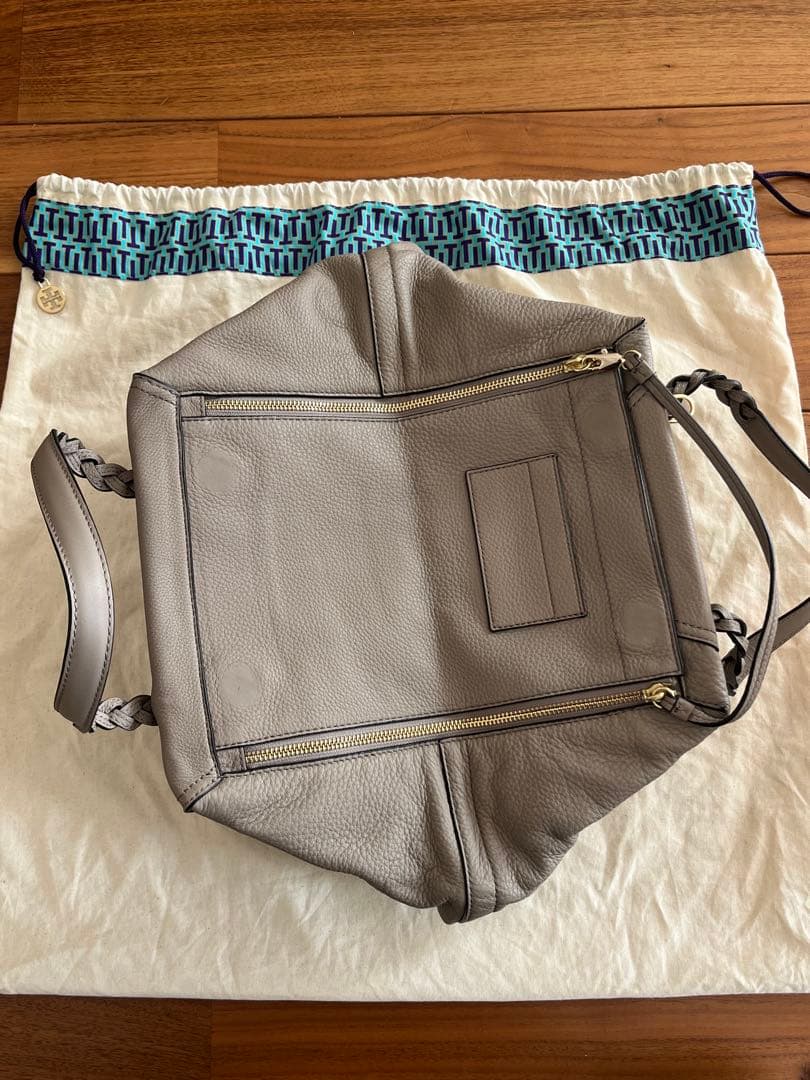 トリバーチ グレー レザー トートバッグ ショルダーストラップ付き